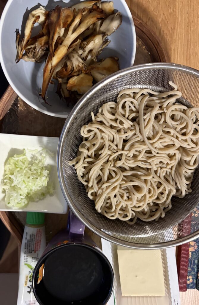 ザル蕎麦と薬味、そばつゆを並べた家蕎麦の食卓