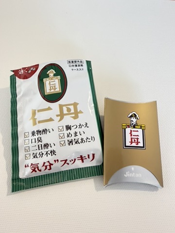 購入した仁丹のパッケージ。袋入りとケース入りが並んでいる