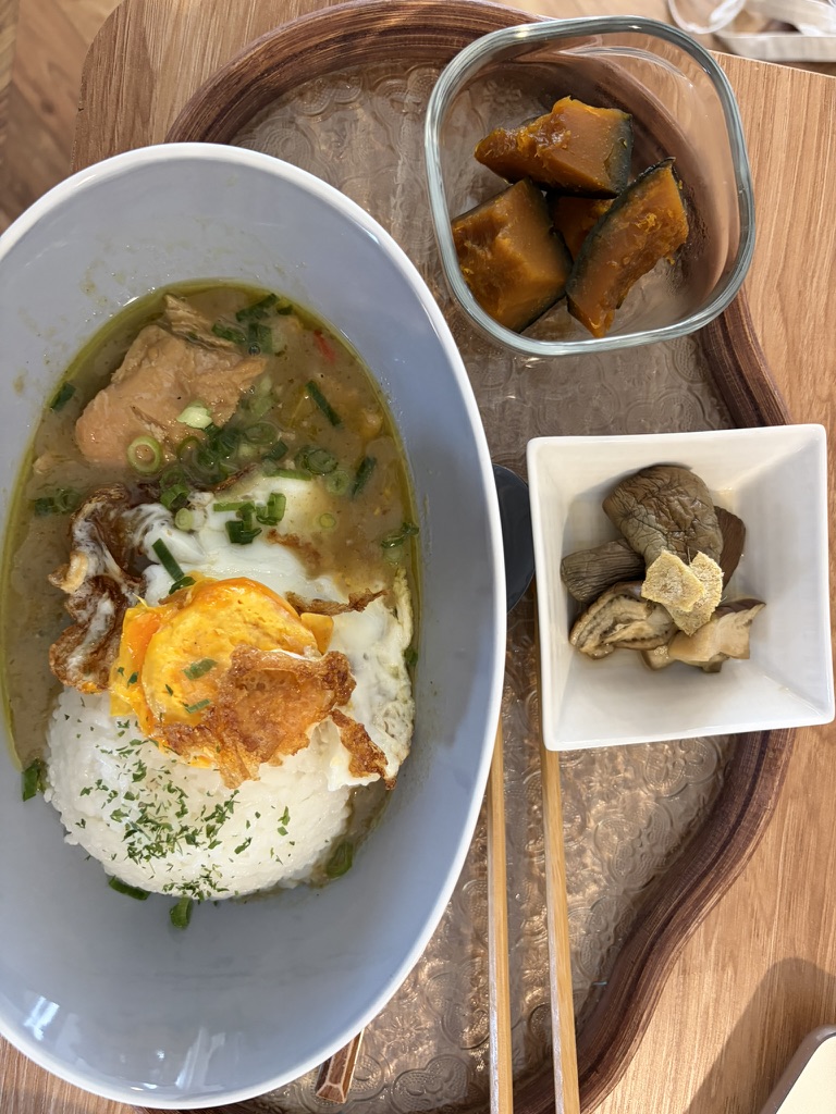 グリーンカレーをかけた白ごはんに目玉焼きをのせ、かぼちゃの煮物となすの副菜を添えた夕食