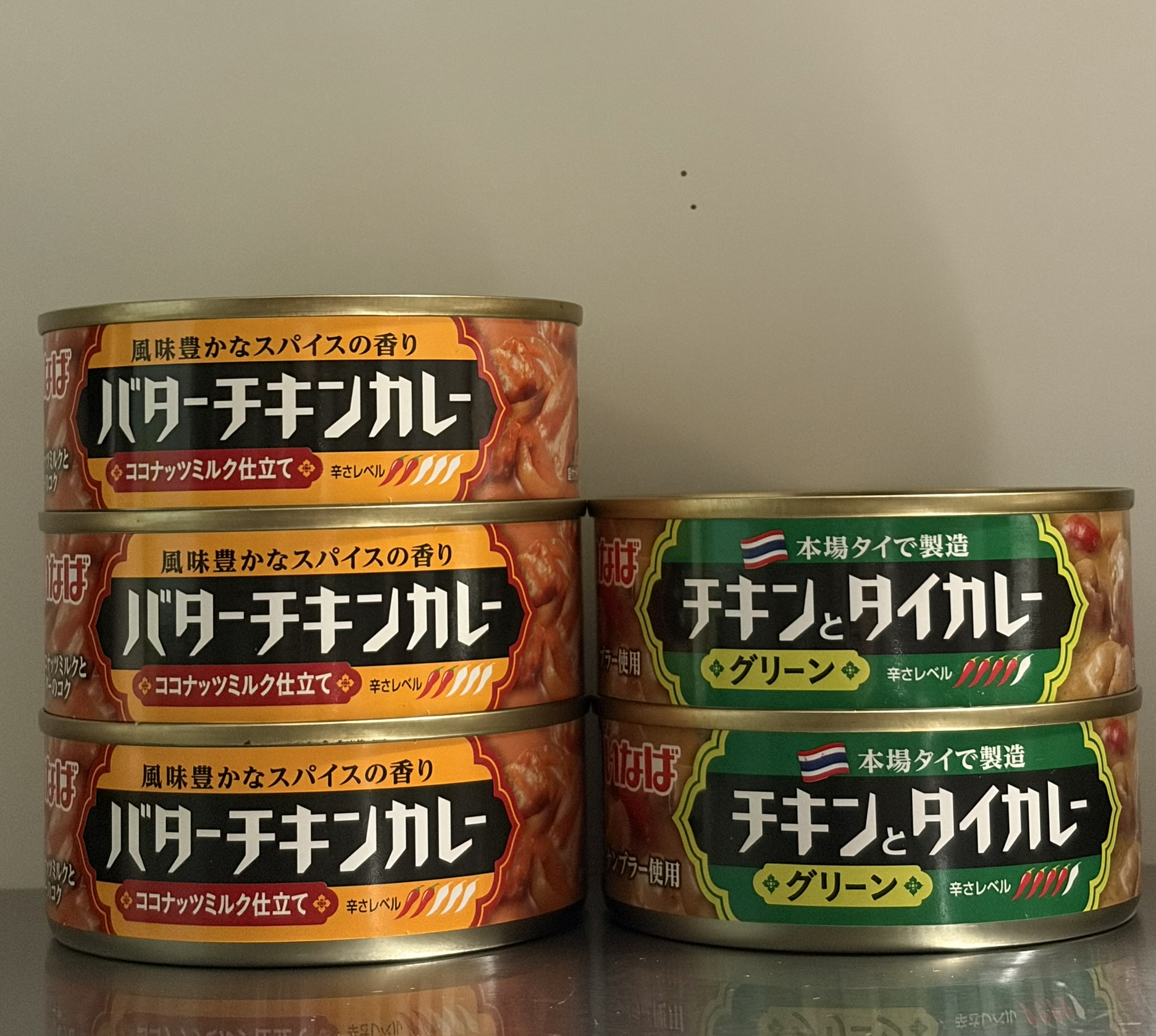 いなばのバターチキンカレー3缶とグリーンカレー2缶を積んだところ