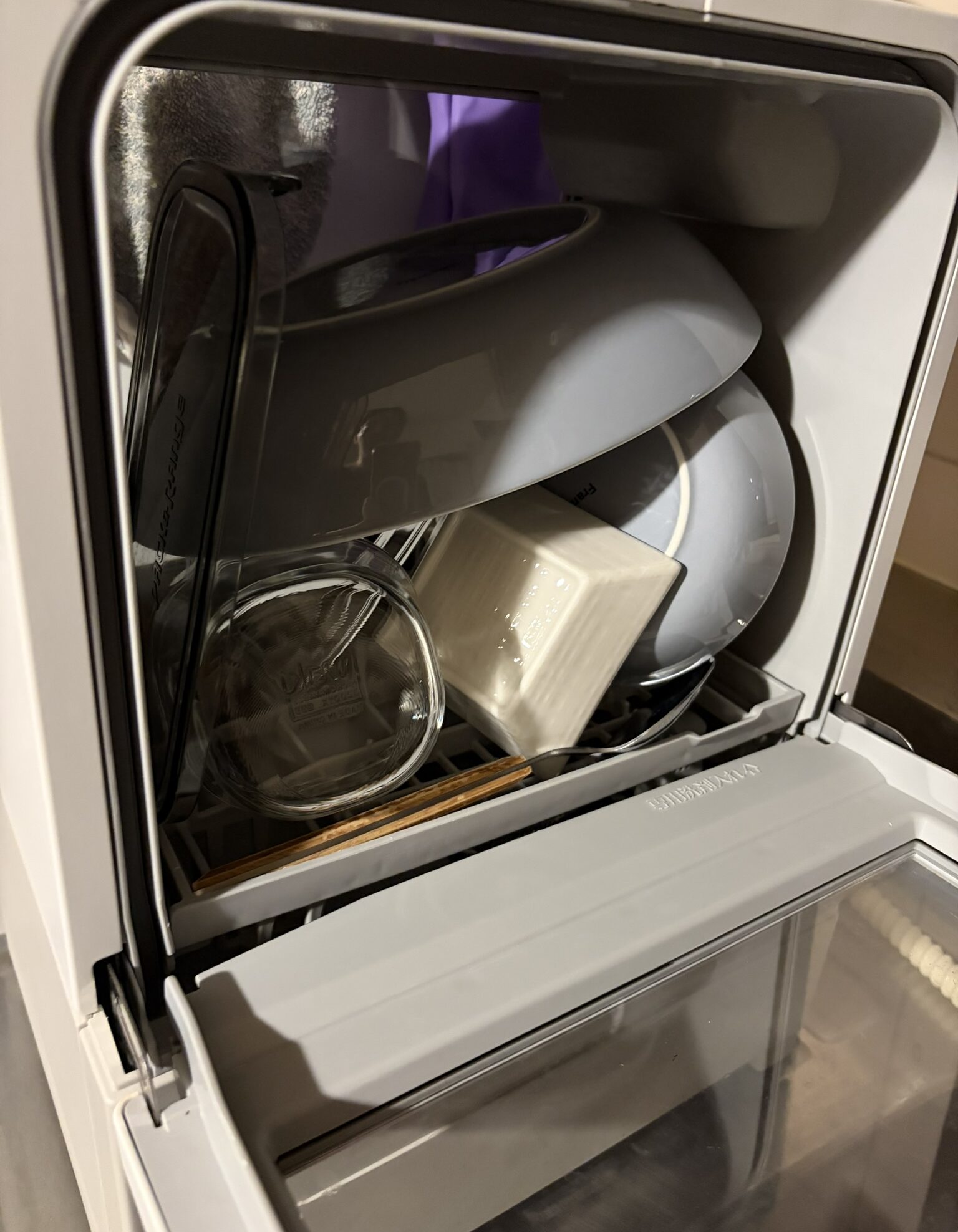パナソニックNP-TML1の扉を開け、お皿やコップをセットした庫内