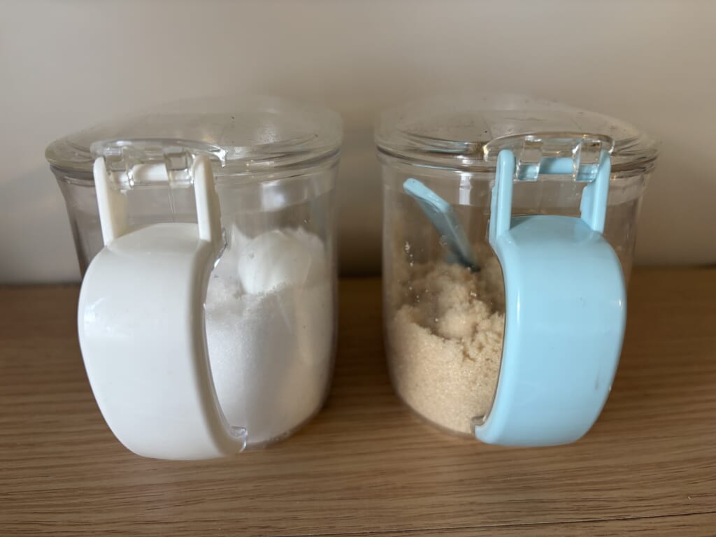 白い取っ手の塩と、水色の取っ手の三温糖が入った同じ形の容器