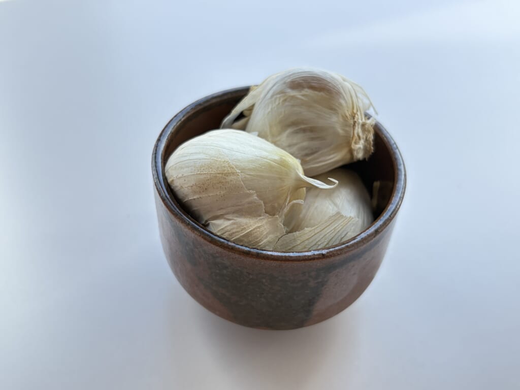 笠間焼のぐい呑みに入れたニンニク