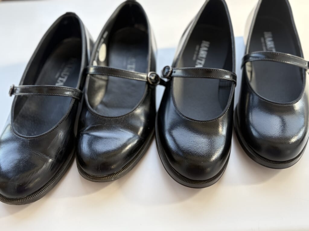 履き古したHARUTAのワンストラップと、新しく買った同じ靴を並べたところ