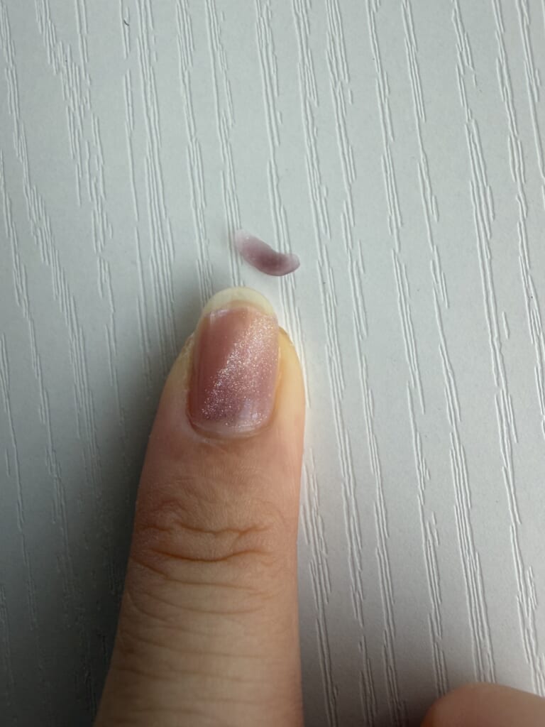 6日目に欠けたジェルのかけらと、欠けた爪