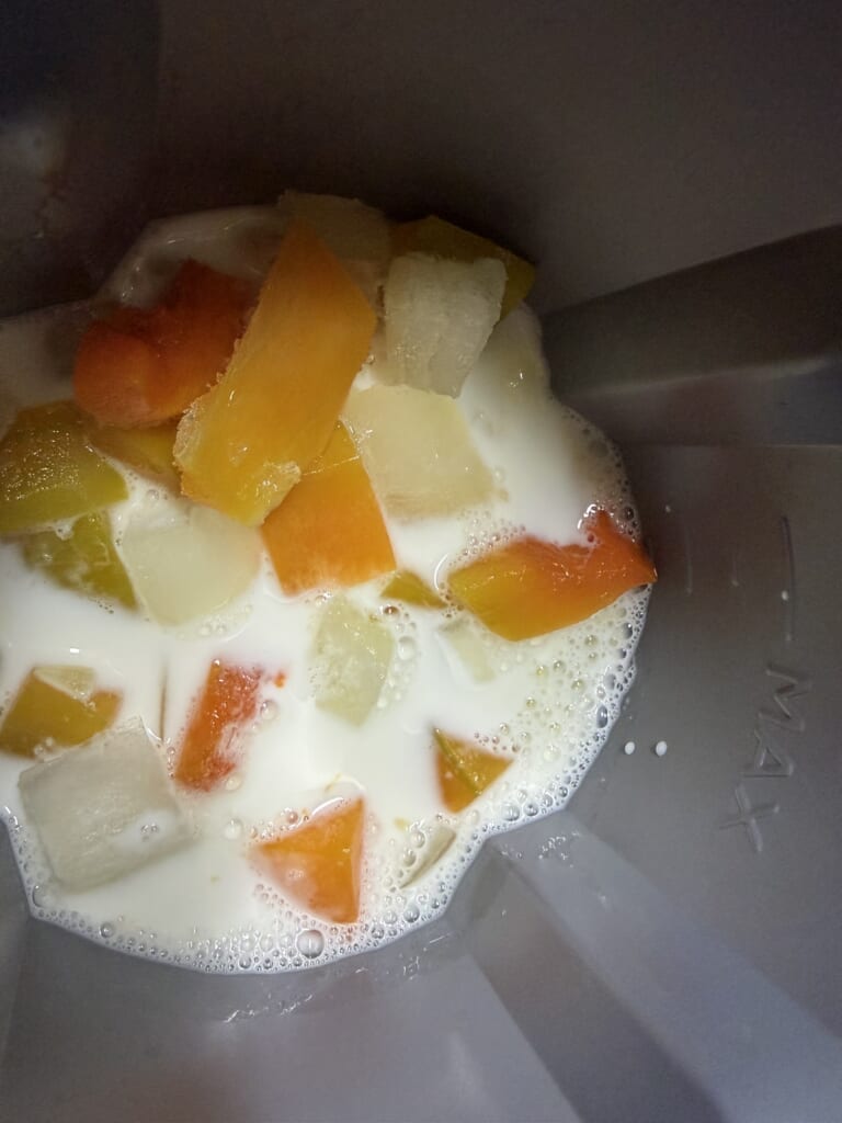 半解凍したバターナッツかぼちゃと牛乳をレコルトのポットに入れたところ