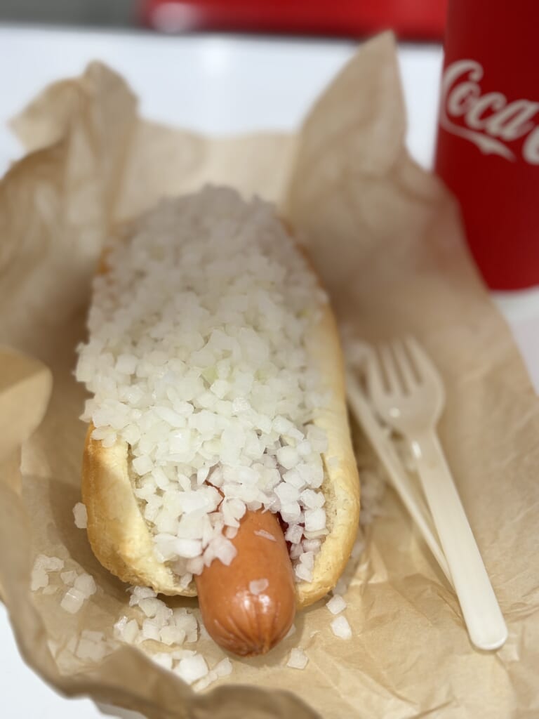 玉ねぎを山盛りにしたコストコのホットドッグ