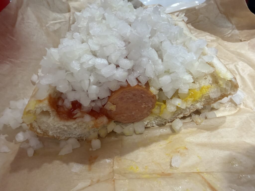 玉ねぎ山盛りのホットドッグの断面